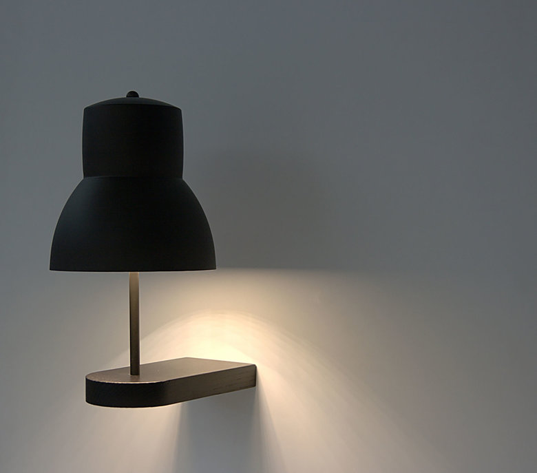 Lampe mit kreativem und umweltfreundlichem design, die sowohl eine  einzigartige ästhetik als auch eine nachhaltige beleuchtungsoption bietet.  upcycled-dekor, umweltfreundliche beleuchtung, generiert durch ki